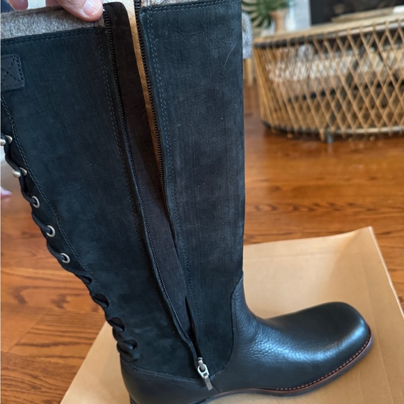 UGG Smithfield, new in box, size 9 - Picture 2 of 6